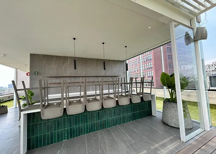 Loft Nuevo De Lujo Con Balcon Y Vista Historica De La Ciudad De *